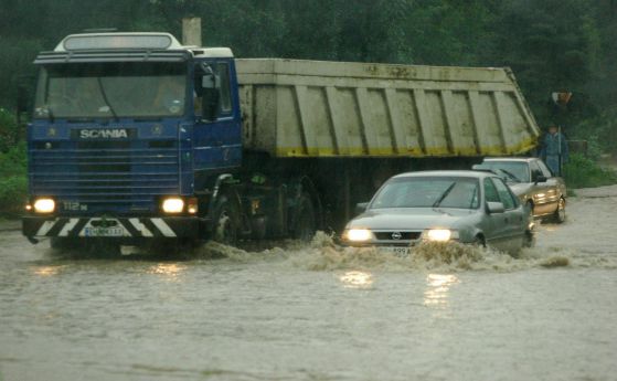 Част от бул. "Ломско шосе" в София е наводнена
