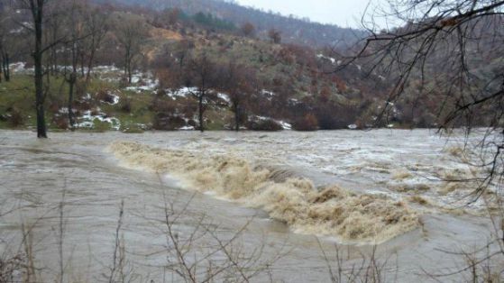 Около 1000 души са евакуирани заради водното бедствие (обновена)