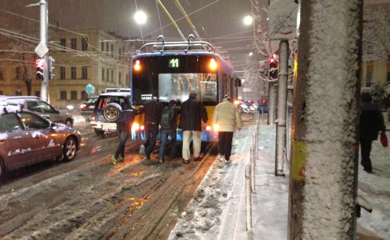 6 трамвая блокираха ул. Алабин, хора бутат тролеи по бул. Васил Левски (снимки)
