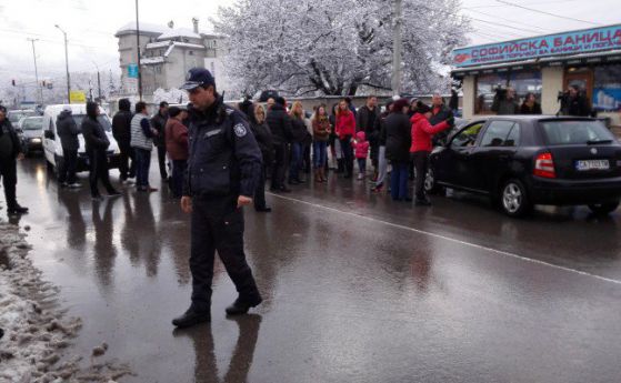 Жители на кв. "Горубляне" блокираха път заради спирането на тока
