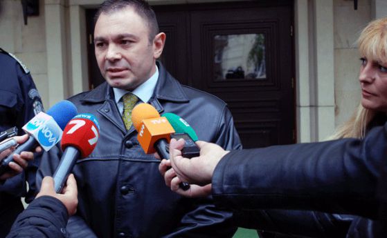Правен спор в парламента остава ли Лазаров на поста си