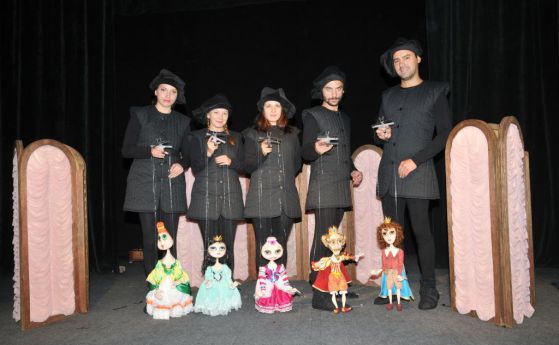 Откраднаха микробуса на куклен театър с реквизита