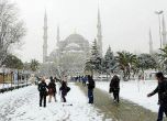 Сняг блокира транспорта в Истанбул, стотици полети са отменени 