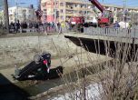 Автомобил изхвърча от пътя и падна в Перловската река (снимки)