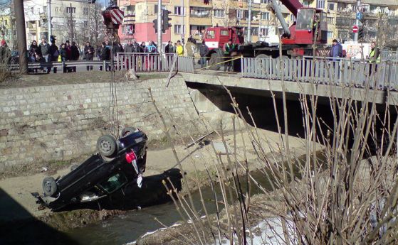 Автомобил изхвърча от пътя и падна в Перловската река (снимки)