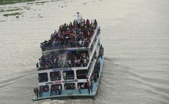 Ферибот със 100 души на борда потъна в Бангладеш