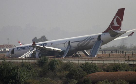Турски самолет заби нос край непалско летище (видео и снимки) 