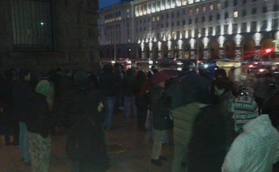Над 100 души на протест срещу управлението на КОЙ (снимки)