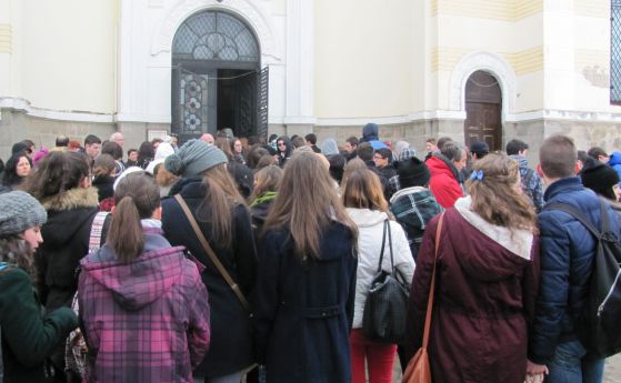 Ученици и учители влизат в църквата до 13-то СОУ на Женския пазар, за да присъстват на службата в памет на починалия учител.