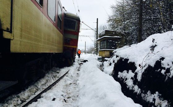 Локомотив на пътнически влак дерайлира край Ракитово 