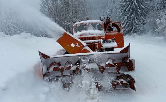Снеговалежите продължават и утре, опасно време в четири области