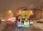 Близо 700 машини чистят снега по пътищата