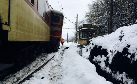 Влакът за Горна Оряховица се блъсна в скала и дерайлира