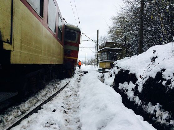 Влакът за Горна Оряховица се блъсна в скала и дерайлира