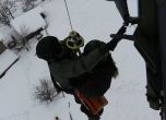 Военни хеликоптери помагаха на блокирани в снега жители в Кърджалийско (снимки)