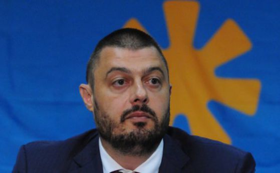 Бареков: Отцепниците свалиха гащи, да си кръстят партията "Задник"