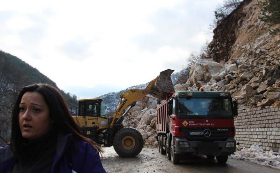 Продължава разчистването на пътя Асеновград - Смолян