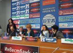 Родители и учители на пресконференцията в БТА. Втората от ляво надясно е Марта Методиева, а третата е Ирина Абаджиева–Репуц.