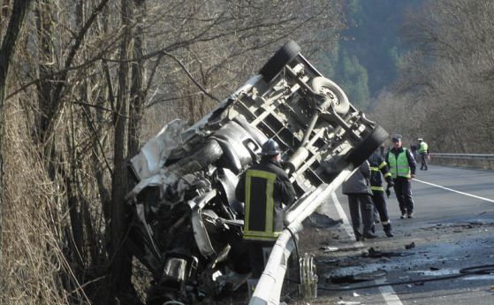 Тежка катастрофа затвори главен път Е-79 при Благоевград (снимки)