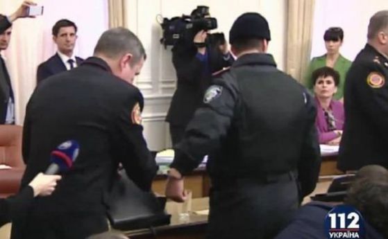 Арестуваха двама висши чиновници в Украйна за корупция (видео)