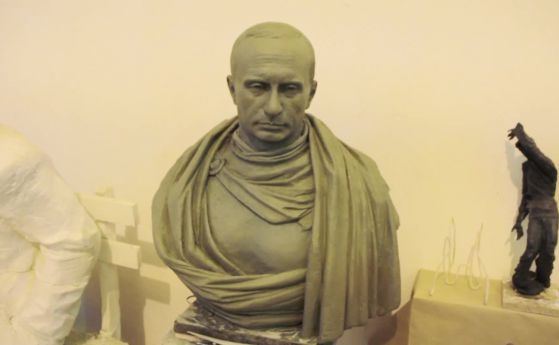 Показват паметник на Путин като римски император за Деня на победата