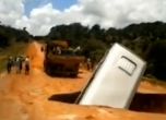 Кратер погълна автобус в Бразилия (видео)
