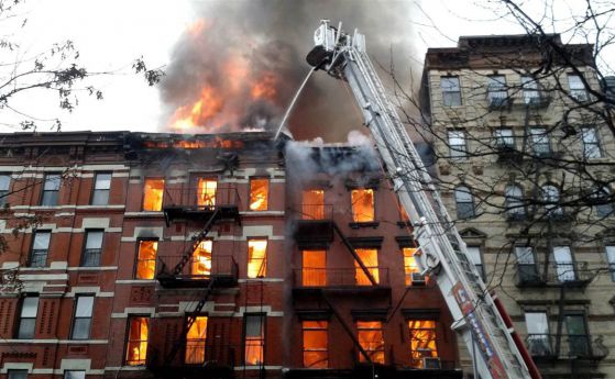 Експлозия срути 3 сгради в Ню Йорк, 19 са ранени (видео)