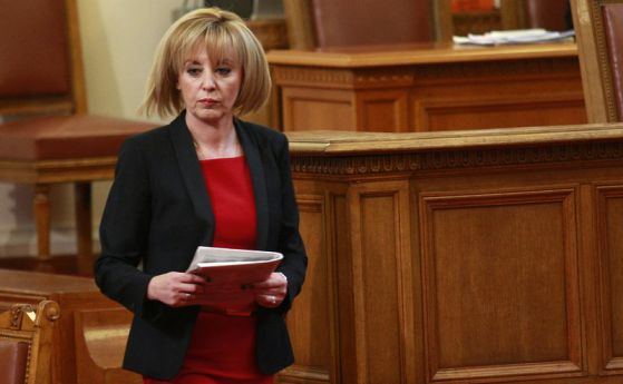 Манолова доведе ужилен от съдебен изпълнител в парламента