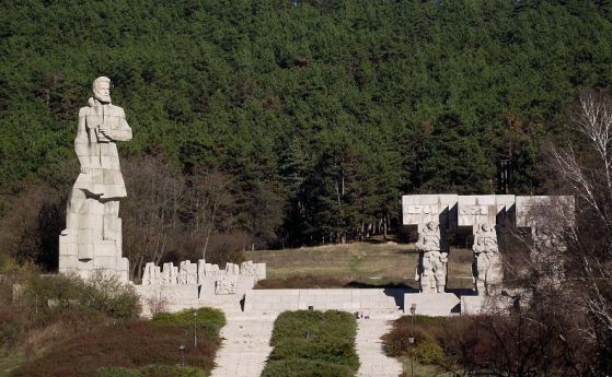 Паметникът на Ботев в Калофер застрашен от свлачище