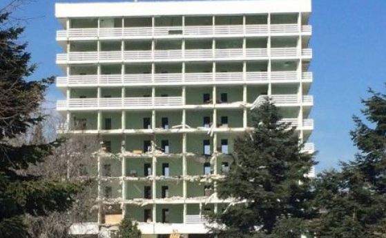 Варненски архитект: Работници къртиха стени във "Вероника" от средните етажи надолу