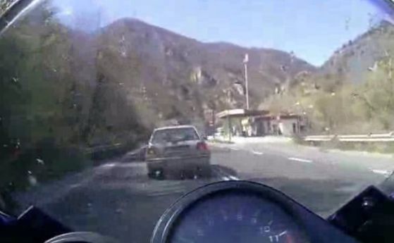 Шофьор опита да изхвърли моторист от пътя, като го засече (видео)