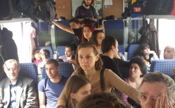 Как се пътува в претъпкания влак от Пловдив за София (видео)