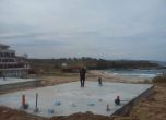 Снимка на излетите бетонови основи на "Корал".