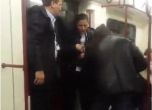 Сблъсък между контрольори и пътничка в метрото (видео)