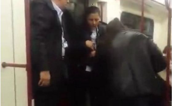 Сблъсък между контрольори и пътничка в метрото (видео)