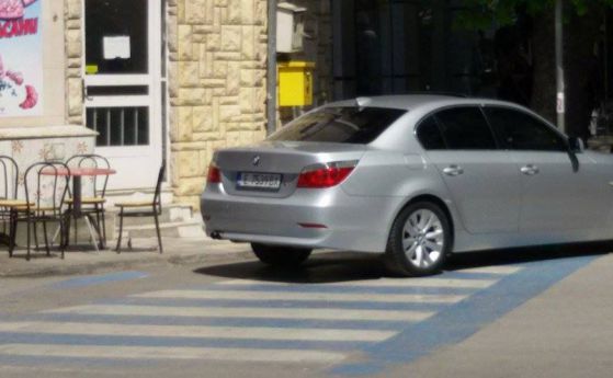 Шофьор е паркирал на пешеходна пътека в Сандански.