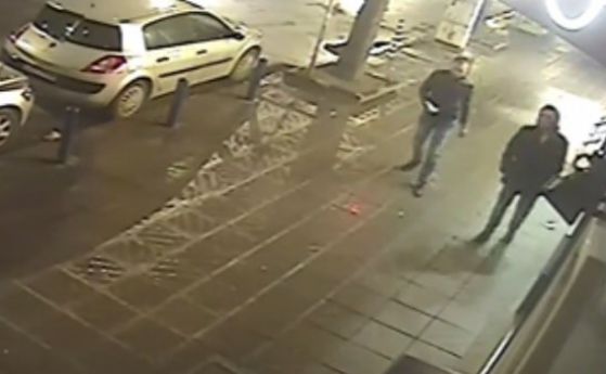 Хулиган троши кола в центъра на София (видео)