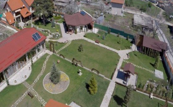 Кметът на Пазарджик живее в "селска къща" с басейн, фитнес и изкуствена река