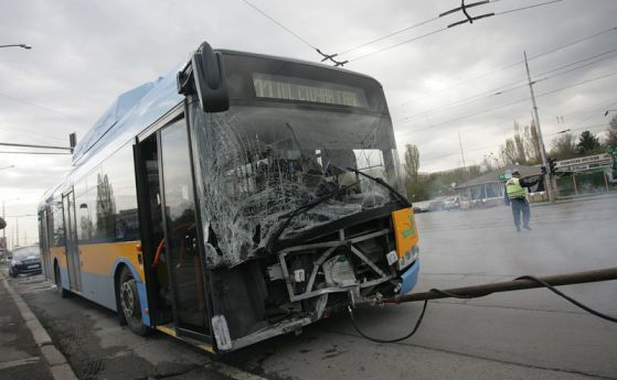 Кола и тролей се удариха в София, трима в "Пирогов" (снимки)