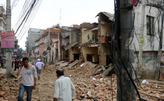 Близо 900 души загинаха при земетресението в Непал (обновена и снимки)