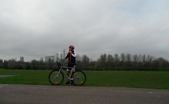 Бургазлия тръгна с колело от Лондон до родния си град