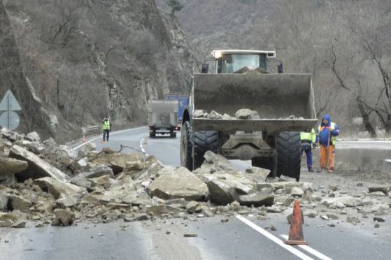 Колона от автомобили край Кресна заради свлачище