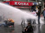 Протести и водни оръдия в Истанбул, над 100 са арестувани 