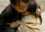 Снимка на страдащи в Непал деца развълнува хиляди