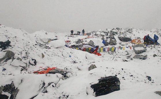 Откриха телата на 50 загинали души под Еверест