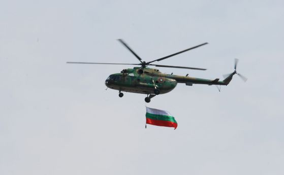 Армията ни на парад за 6 май с 1 хеликоптер