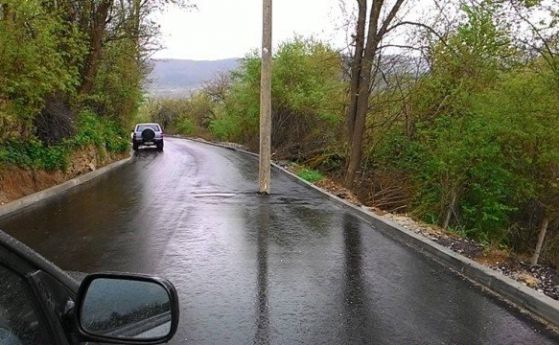 Стълб по средата на шосе застрашава шофьорите