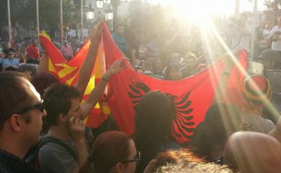 Бунт в Скопие: хиляди искат оставката на премиера, прикрил убиец полицай (видео)