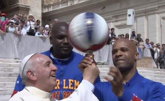 Папата показа завидни умения с топка (видео) 