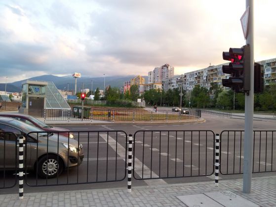 Блокираха пешеходна пътека заради метростанция (снимки)